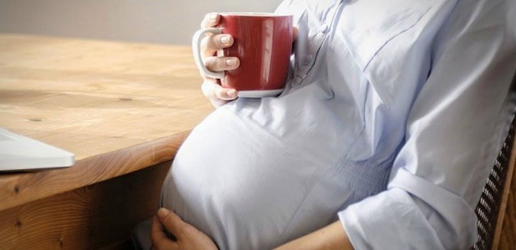 فواید و مضرات مصرف مواد حاوی کافئین در دوران بارداری