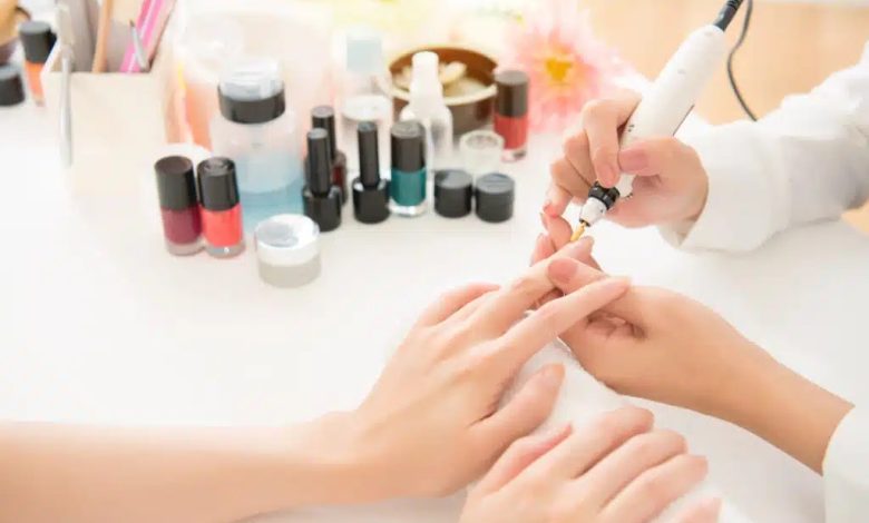 آموزش کاشت ناخن با پودر مراحل مختلفی دارد