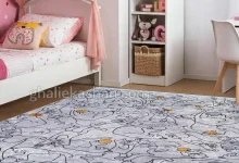 فرش ماشینی مدرن کودک 700 شانه طرح گربه های خط خطی زمینه طوسی کاشان دکوراسیون