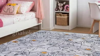 فرش ماشینی مدرن کودک 700 شانه طرح گربه های خط خطی زمینه طوسی کاشان دکوراسیون